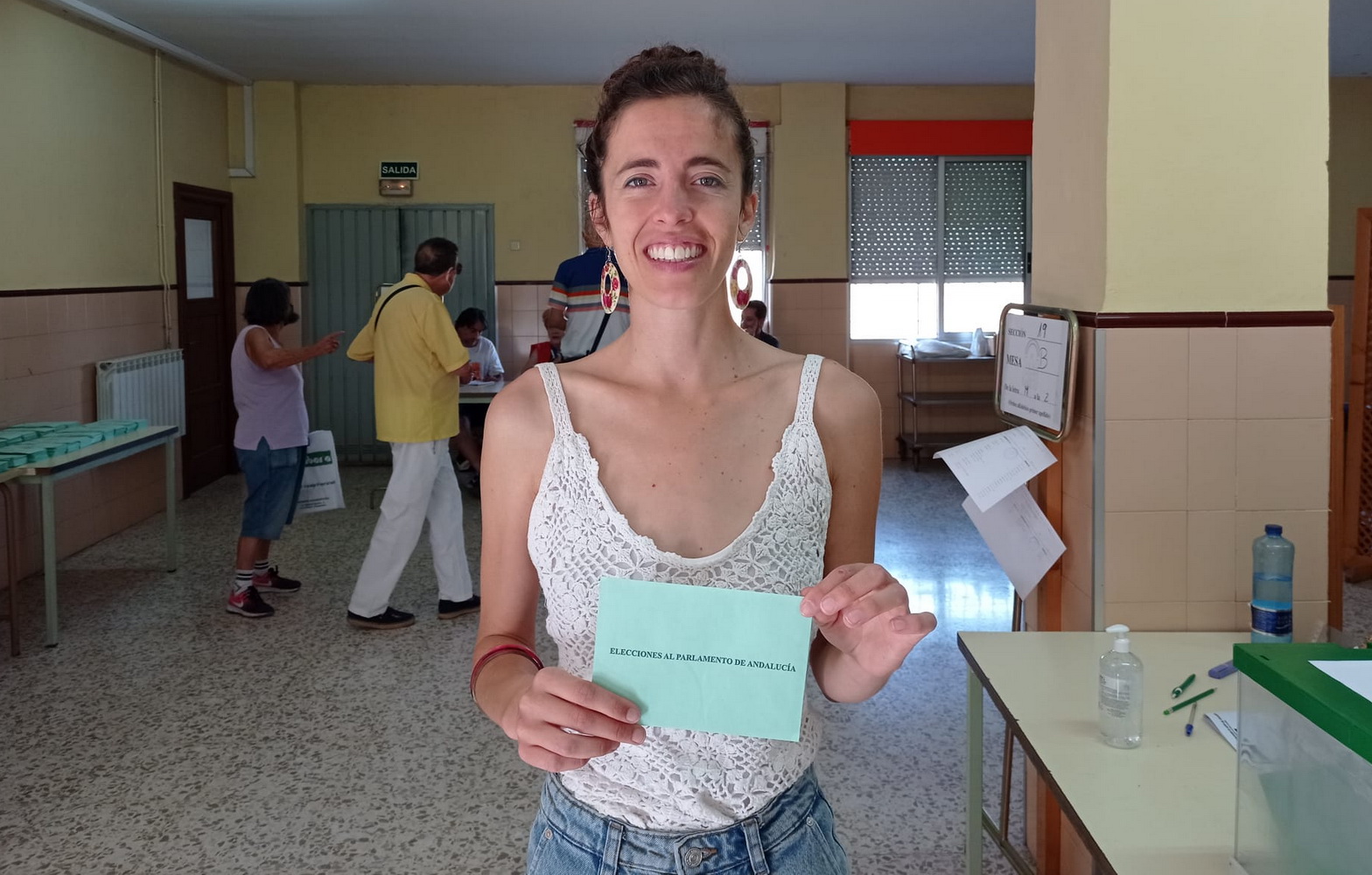 La candidata de Recortes Cero Violeta Tercedor, ha votado a en su colegio del distrito de Ronda